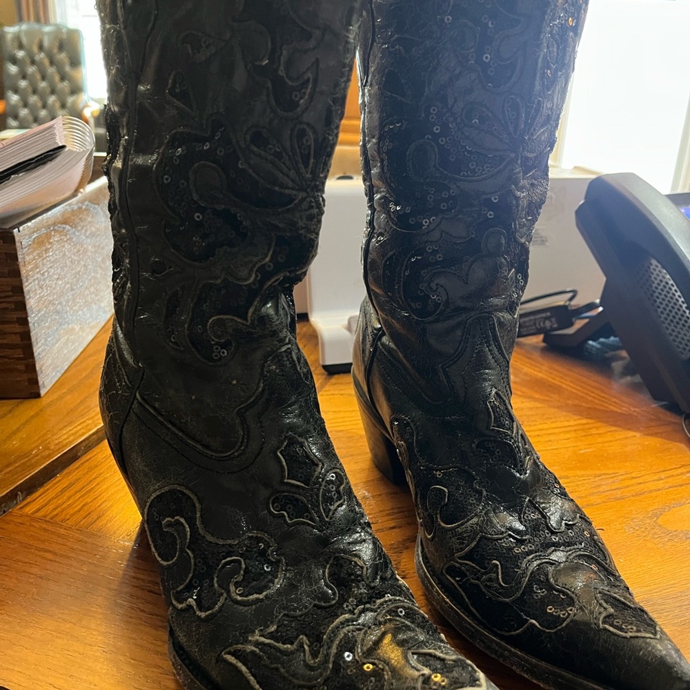 Corral Black Heeled Boots with Western Elegance